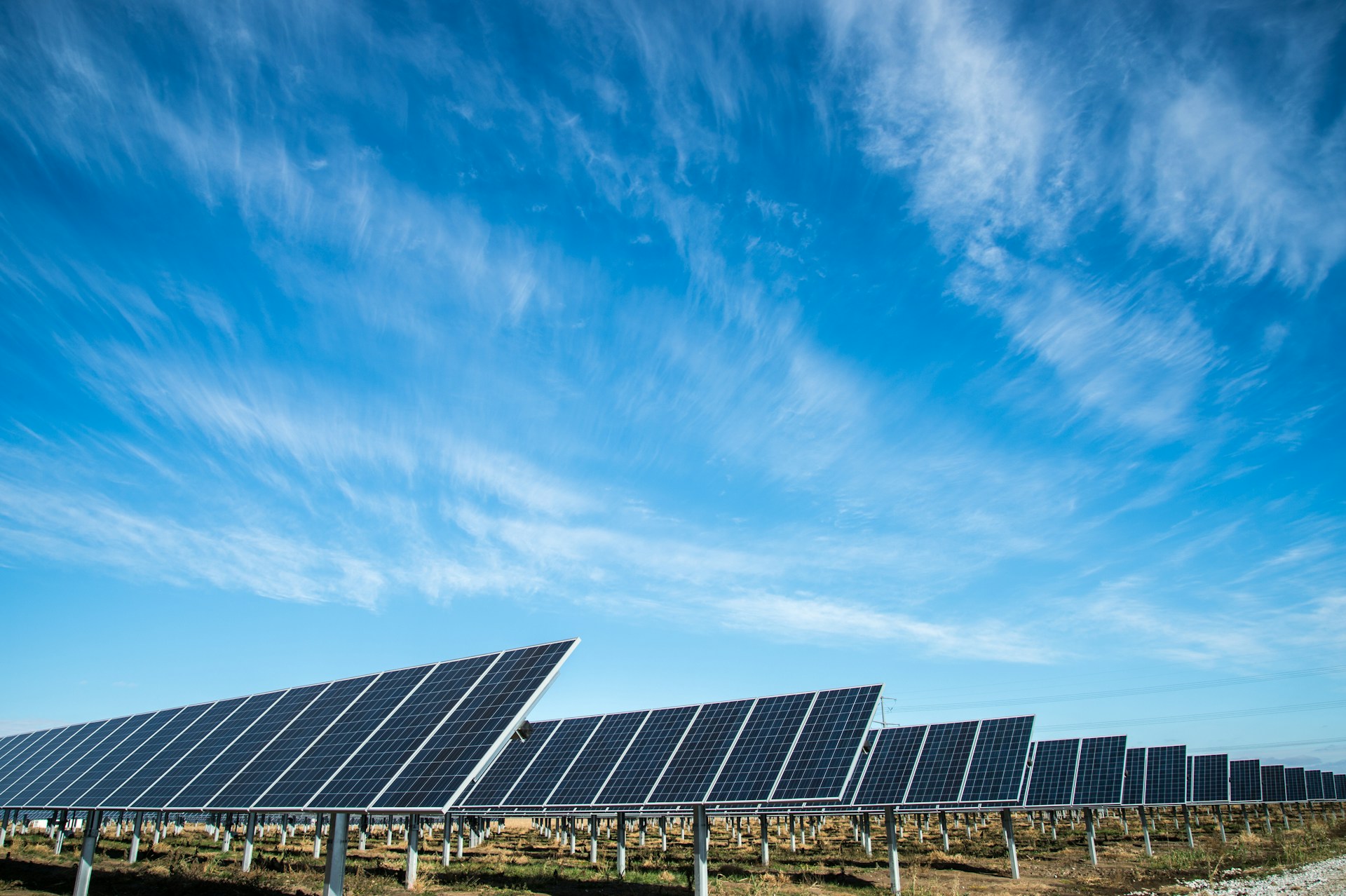 Fazenda de energia solar sob céu azul